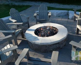 Cozy Copeland Studio + Pool + Patio + Parking - Oro-Medonte - Innenhof