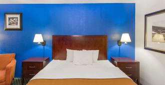 Travelodge by Wyndham Great Bend - Great Bend - Schlafzimmer