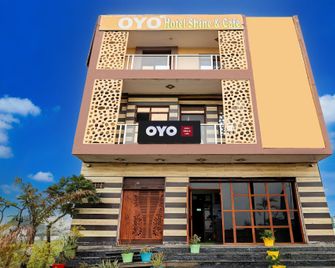 Hotel O shine & cafe - Meerut - Gebouw