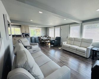 Coastal Comfort in the Heart of Pacific City - Pacific City - Sala de estar