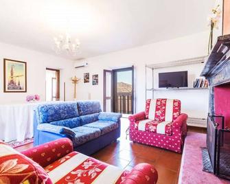 Palazzo Barbò (historical medieval palace) relax outdoors, great for vacation or work - Torre Pallavicina - Living room