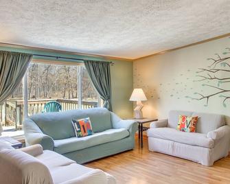 People and Paws Home with Fenced Yard by the Dells! - Lyndon Station - Вітальня