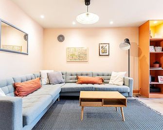 Bright 2-Bed Home Near Putney Riverside - London - Living room