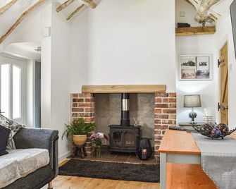 2 bedroom accommodation in Churchtown, near Southport - Southport - Living room