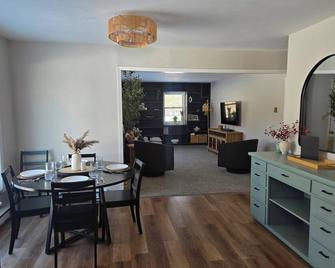 Charming 3-bedroom house in Warroad, 1.5 miles from lake access with WiFi, AC - Warroad - Dining room