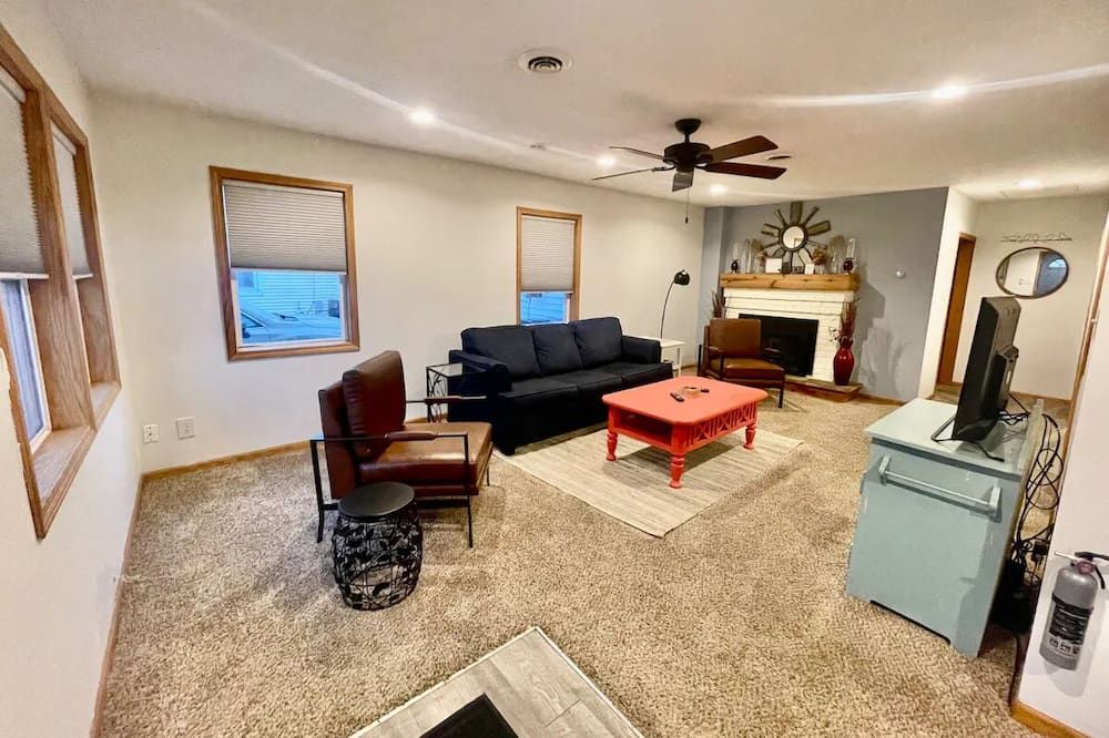 Gams Getaway: 3 Bedrooms & Near Beach! - Huron - Living room