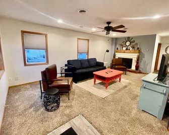 Gams Getaway: 3 Bedrooms & Near Beach! - Huron - Living room