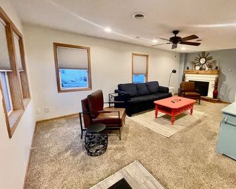 Gams Getaway: 3 Bedrooms & Near Beach! - Huron - Living room