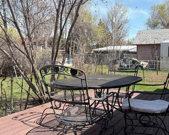 2 bedroom, 2 bath, 1/2 house in Wild Western Town - Sheridan - Patio