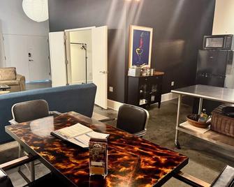 Prime Downtown Apartment/Free Onsite Parking/Walkable/Well Designed/Art Filled - Roanoke - Dining room