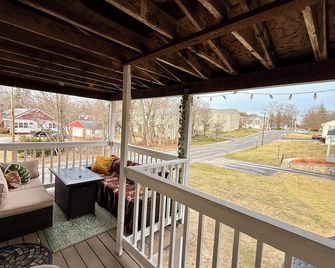Family-friendly 5-Bedroom Webster Home w/ Cozy Balcony - Perfect for Families! - Webster - Balcón