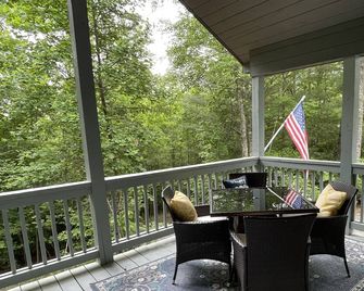 King Suite W Fiberoptic Wifi - Modern Cozy Cabin - Murphy - Balcony
