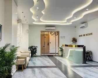 Hotel The Octave - 蘇拉特 - 櫃檯