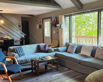 Charming 4-Bed Lakefront Cottage on Chute Pond – All-Season Fun Awaits! - Mountain - Sala de estar