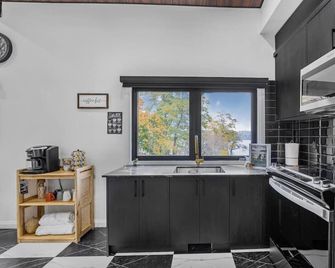 Lake Front Family Getaway - Sandy Beach! - Penetanguishene - Kitchen