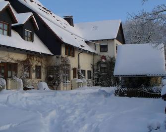 Gemütliche Ferienwohnung (55qm) im Erdgeschoss in ruhiger Lage - Wallenfels - Edificio