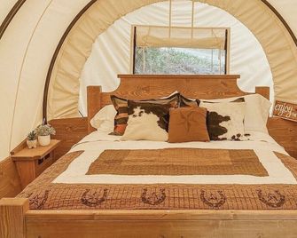 Luxury Covered Wagon in Santa Monica Mountains close to Malibu w/ King Bed - Westlake Village