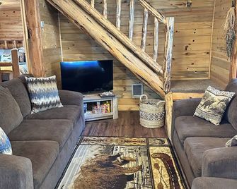 Charming 4-bedroom cabin with AC and WiFi, and hot tub in Island Park. - Island Park - Living room