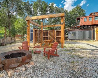 Red Rock Roost - Posh King Studio Hiking Trails - Colorado Springs - Patio