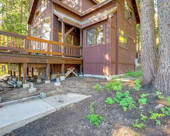 Bear Valley Cabin with Deck - 1 Mi to Ski Slopes! - Bear Valley - Edificio