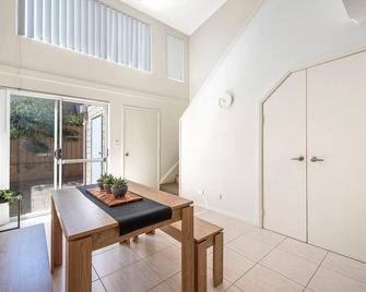 Eaco12 - Stylish 1-Br Loft Apt | Spacious, Free Wifi & A/C - Mandurah - Dining room