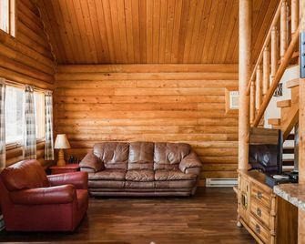 Welcome to Bluebird Retreat! - Hill City - Living room