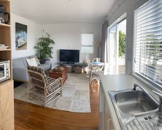 Waipu Cove Beach - Barefoot Cottage - Waipu - Sala de estar