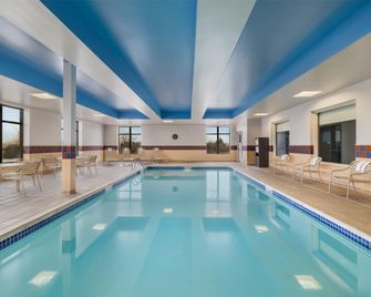 Hampton Inn & Suites Lincoln Northeast/I-80 - Lincoln - Piscina