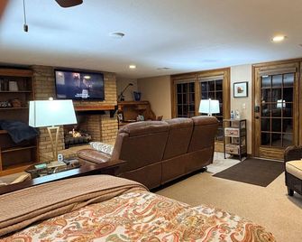 Private Entry Studio with Gas Fireplace @ I-71 Polaris near Chase - Westerville - Sala de estar