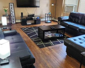 Fantastic 3-bedroom apartment w/ WiFi and free parking in Rockville Centre - ロックヴィル・センター - リビングルーム