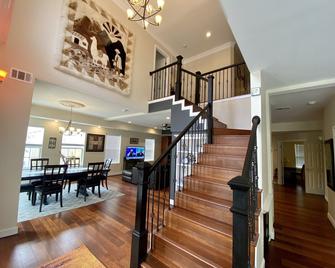 Very Big House 15 Mins To DC, 25 Dulles Airport 10 Bedrooms/6 Baths - Falls Church - Aufgang