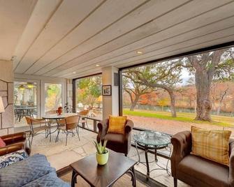 The River Oaks Lodge Main House, 7 Bedrooms, 7.5 Bathrooms! - Ingram - Sala de estar