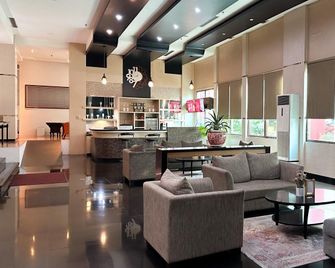 Grand Daira Hotel Palembang - Palembang - Lobby