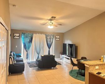 The Holly Residence: 3-bedroom apartment in lovely Lehigh Acres with WiFi, AC - Lehigh Acres - Sala de estar