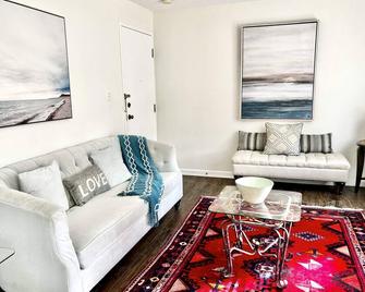 Elegant Brand New Apartment in Central Burlington - Burlington - Living room