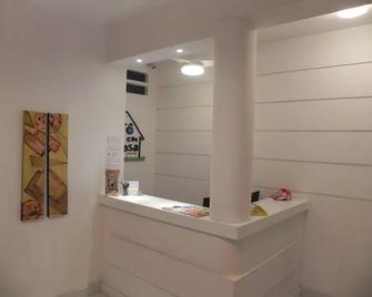 To Em Casa Hostel - Salvador - Front desk