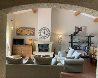 Air- Conditioned 5 Bedroom Villa with Stunning Castle Views - Durban-Corbières - Sala de estar