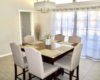Sleek, Modern Designer home with many amenities - Las Cruces - Dining room