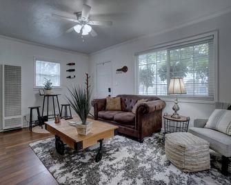 Cozy little cottage W/ private yard in town - Lodi - Living room