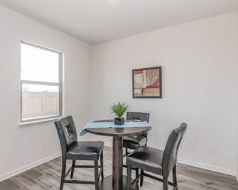 Amazing Contemporary 4br New Retreat ~ Fam&group - Seagoville - Comedor