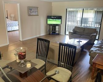 Very Comfortable Condo In Quiet Community - Deerfield Beach - Living room