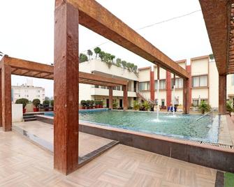 OYO 8620 Sparsh Hotels And Resorts - Bareilly - Pool