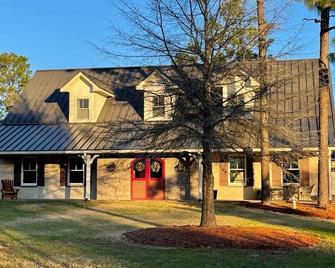 Beautiful Barn Apartment - 4 miles from downtown Southern Pines - Vass - Building