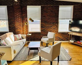 Spacious and luxurious downtown loft in Logansport w/ incredible rooftop patio - Logansport - Obývací pokoj