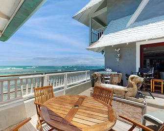 Posh Beachfront Gingerbread With 3 Lanais 3 Bedroom Home - هونولولو - شرفة