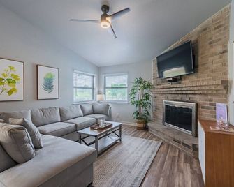 Stunning Pool Overlooking Golf Course & Game Room - San Antonio - Sala de estar