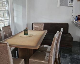 Hermosa Casa 2 pisos, amoblada, incluye una bella Cabaña Campestre. - Portoviejo - Comedor