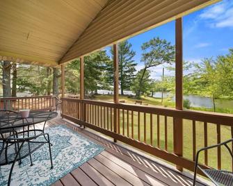 Cozy Lake Alice Cottage Next to Trails & WI River! Pet Friendly! - Tomahawk - Balcony
