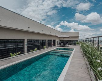 Actualhouse Santa Monica - Uberlândia - Piscina