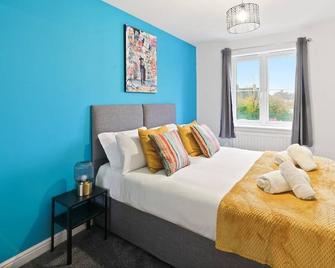 Beautiful 2 Bedroom Seviced Apt in Aylesbury By Sambridge Stays Short Lets & Serviced Accommodation - Aylesbury - Bedroom